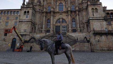 Juan Alonso y su caballo, Brego, al finalizar el Camino primitivo de Santiago