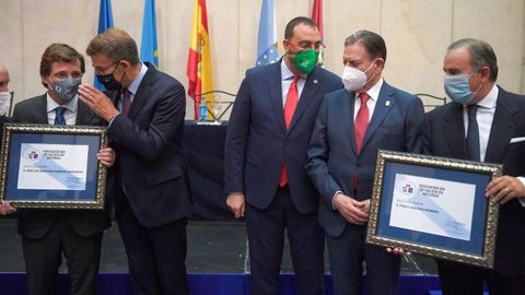  El presidente del Principado de Asturias, Adrin Barbn (c), y el presidente de la Xunta de Galicia, Alberto Nez Feijo (2-i), asisten al acto de imposicin de las insignias de oro de la Asociacin Da de Galicia en Asturias al alcalde de Madrid, Jos Martnez-Almeida (i), y al director general del Banco Sabadell-Gallego, Pablo Junceda (d), este viernes en el Hotel de la Reconquista en Oviedo