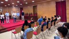 Los veinte alumnos participantes fueron recibidos por el concelleiro Tino Cordal