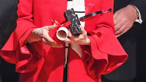 El abrigo, de color rojo, tiene cuello redondo y manga larga con detalle de volantes en pu�o. El eetalle m�s destacado de su dise�o.