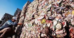 Un operario ante latas de bebidas comprimidas para su reciclaje en una f�brica norteamericana. 