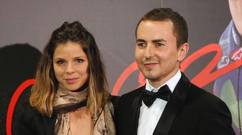 Jorge Lorenzo y N�ria Tom�s.A trav�s de las redes sociales, el piloto le dedic� un bonito mensaje a la catalana N�ria Tom�s en abril, cuando cumpl�an 9 meses de relaci�n. Pero en julio, cuando deber�an cumplir su primer a�o juntos, fueron fotografiados disfrutando de sus vacaciones en Ibiza... por separado.