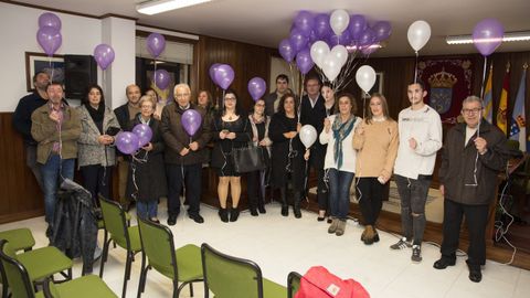 Malpica. Reparto y suelta de globos por el 25N