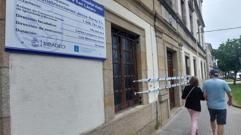 El hospital asilo de Ribadeo fue precintado en marzo por la polic�a local, con las obras ya paradas desde meses antes