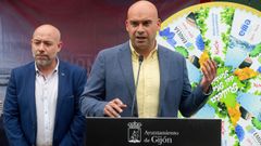Los concejales Rodrigo Pintueles (i) y Jes�s Mart�nez Salvador (d) ofrecen una rueda de prensa por el D�a del Medioambiente en la FIDMA en el stand del Ayuntamiento de Gij�n