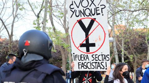 La polica nacional junto a manifestantes congregados en Vallecas para protestar por el acto de Vox