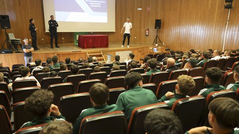 Charla de dos agentes de la unidad de Participación Ciudadana de la Policía Nacional a las categorías inferiores del Racing