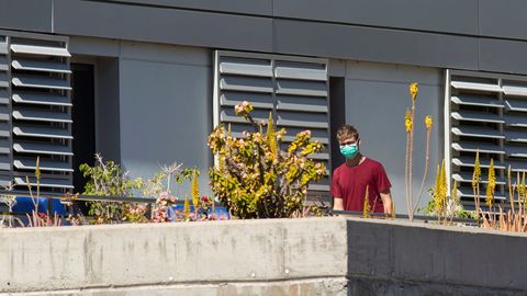 Gente con mascarillas en el balc�n del hospital de La Gomera