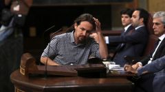 Pablo Iglesias sube a la tribuna durante el debate de investidura