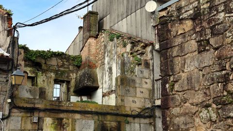 Una vivienda en estado ruinoso cerca de la biblioteca municipal
