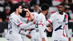 Dro Fern�ndez, abrazado por sus compa�eros tras marcar su primer gol con el PSG.