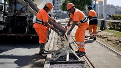 Los operarios han comenzado ya a igualar la plataforma para el carril �runner�