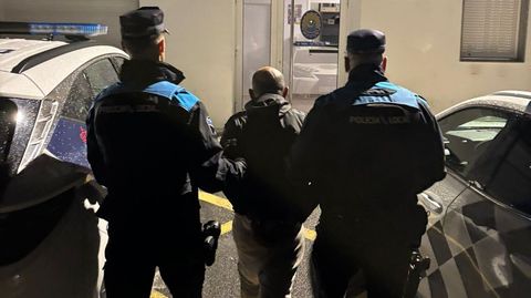 El individuo, siendo detenido esta madrugada por la Policía Local de Sanxenxo.