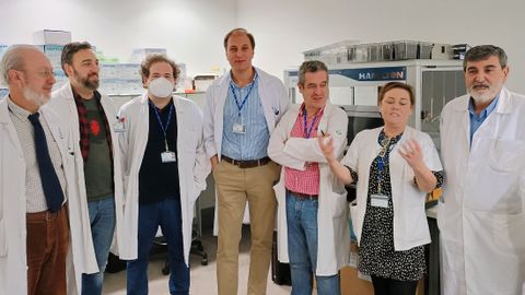 De izquierda a derecha, el director de Laboratorio de medicina del HUCA y jefe del servicio de microbiologa, Fernando Vzquez Valds; el coordinador tcnico de la plataforma y miembro del Laboratorio de Gentica, Juan Gmez de Oa; el responsable de los laboratorios de Hematologa, ngel Bernardo Gutirrez; el jefe del servicio de Bioqumica, Daniel Alkasam Martnez; el jefe del servicio de Inmunologa, Antonio Lpez Vzquez; la responsable de Laboratorio de Gentica, Mara Victoria lvarez; y el coordinador de secuenciacin del Servicio de Microbiologa, Jos Antonio Boga Riveiro. No est en la fotografa, pero tambin forma parte del equipo que asumir las funciones la responsable del Laboratorio de Oncologia Molecular, Milagros Balbn Felechosa.