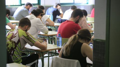 Opositores de Educaci�n durante un examen en el IES San Xillao de Lugo, en una imagen de archivo.