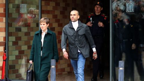 Alves sale de la c�rcel tras pagar un mill�n de euros de fianza
