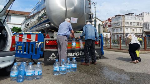 Los vecinos de Betanzos continan surtindose de las cisternas contratadas por el Concello.