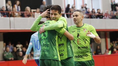Abraza a Christian Cocia y Marcos tras un gol en su ltima campaa en activo.