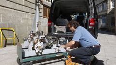 Llegada a Pontevedra de la maquinaria reparada del reloj de la fachada de la Casa Consistorial 