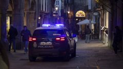 Un coche de la Polica Nacional patrulla por la Ra do Vilar de Santiago