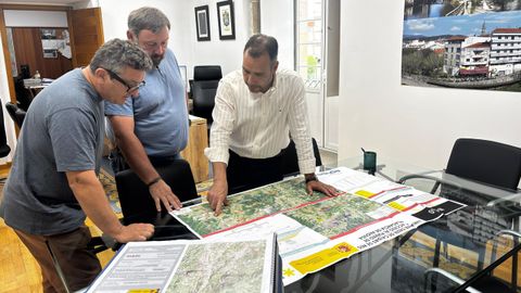 El alcalde de Caldas, con la documentación sobre la variante oeste