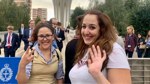 Por la izquierda, Erika Brandenburg y Alba Cueto antes de entrar al acto