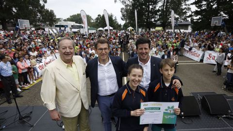 Santiago Rey Fernndez-Latorre, presidente de La Voz de Galicia, y Alberto Nez Feijoo, presidente de la Xunta, entregaron el premio Voz Natura Galicia al colegio plurilinge Divina Pastora-Franciscanas de Ourense, que recogieron Gonzalo Snchez Busons, coordinador del trabajo, y los alumnos Luca Nieto y Alexandre Alvarez, en representacin de todos los Ecovixiantes