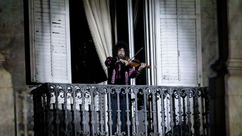 Actuacin del violinista libans Ara Malikian desde uno de los balcones del Palacio Real de Madrid por la celebracin del dcimo aniversario de la proclamacin de Felipe VI