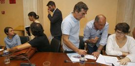 Tania Garc�a y Alberto Varela abandonando el pleno a su conclusi�n y despu�s de haber perdido las votaciones. 