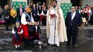 Ceremonia de los G�evos Pintos, del 2018, con Jenaro Soto junto al p�rroco de Pola de Siero, Juan Manuel Hevia-