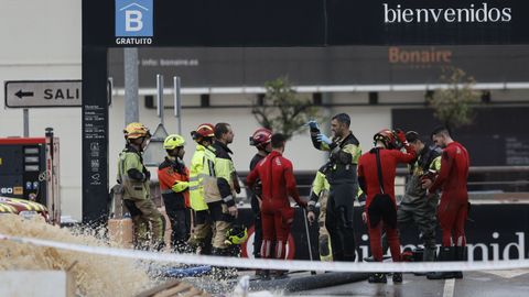 Bomberos y Policía Nacional en la entrada del centro comercial de Bonaire