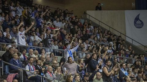 Imagen de la afici�n del Obradoiro en un partido en Sar.