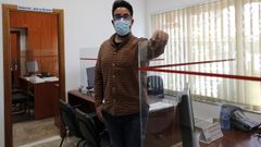 Albano Arias en su oficina, en la estaci�n de autobuses de Viveiro