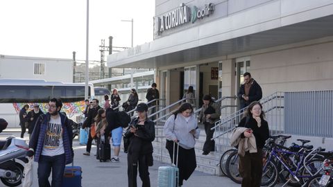Viajeros saliendo este jueves por la tarde de la estaci�n provisional de tren de A Coru�a