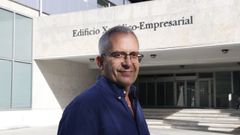 Patricio S�nchez sonr�e en la entrada del Edificio Jur�dico Empresarial del campus de Ourense.