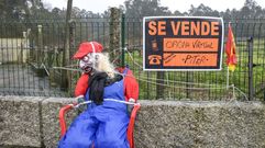 El telefonista Pter, a las puertas de la casa de Dolores Canden, en el municipio de Barro.