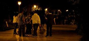 Alumnos de un colegio mayor cruzan por la Alameda, convertida ahora en zona de tr�nsito.