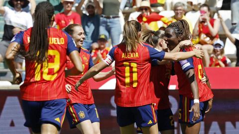Las jugadoras de la selecci&oacute;n espa&ntilde;ola celebran, junto a Edna Imade, el gol de la delantera ante Ucrania.