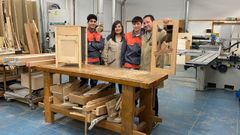 Los dos alumnos y sus tutores, con las piezas que han tenido que dise�ar para la prueba, las mismas que deber�n crear durante doce horas en Silleda