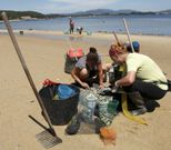 Mariscadores de Cabo (ayer en O Chazo) compartieron por momentos el arenal con furtivos. 