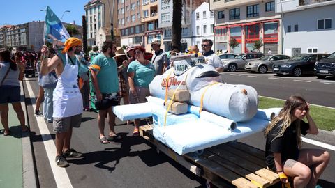 Festa da Dorna: Rejata de Embarcasi�ns feitas a machada e pan de millo na playa de Coroso