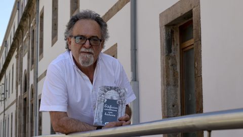 Xos Ramn Garca Vzquez (na foto, diante de Tabacos) presenta este mrcores o seu libro Edificios corueses con historia s 20.00 horas na sede da ONCE