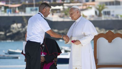 El papa Le�n XIV estrecha la mano al patr�n de la Guardamar Urania, Tito Villarmea, una de las embarcaciones de Salvamento Mar�timo que asisten a las personas embarcadas en cayucos y pateras