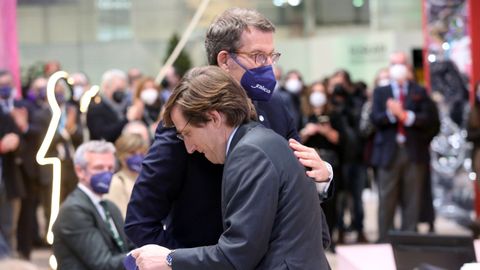 El presidente de la Xunta, Alberto Nez Feijoo, abraza al alcalde de Madrid, Jos Luis Martnez-Almeida