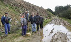 Afectados en el camino de servicio anegado y lleno de barro, inaccesible para los veh�culos agr�colas cuando llueve. 