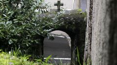 El arco de entrada al parque de Os Loureiros, ya con la puerta de madera desmontada