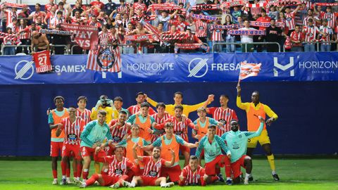 Los jugadores del CD Lugo posando con su afici�n tras ganar en Avil�s el pasado fin de semana