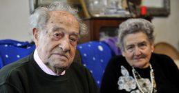 Coello, como le conocen en la comarca, de �98 a�os y medio�, junto a su mujer, Lila. 