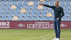 El entrenador del Pontevedra CF, �ngel Rodr�guez, durante un encuentro del equipo granate