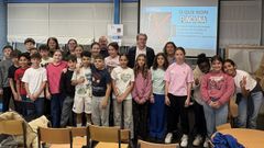 Alumnado del CEIP de Ribadavia, con el delegado de la Xunta, Manuel Pardo, y el alcalde de Ribadavia, C�sar Fern�ndez.